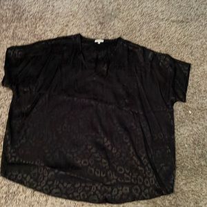 Jodifel. Oversized black leopard blouse.